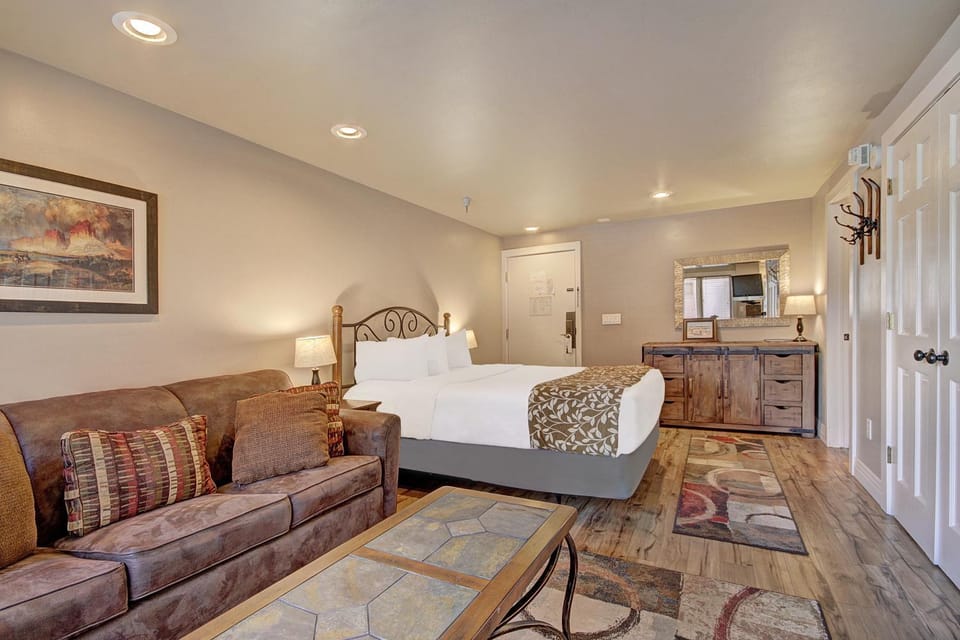 Winter Ski-in out Studio Sleeps 4, Steps to Historic Main St Apartment in Breckenridge