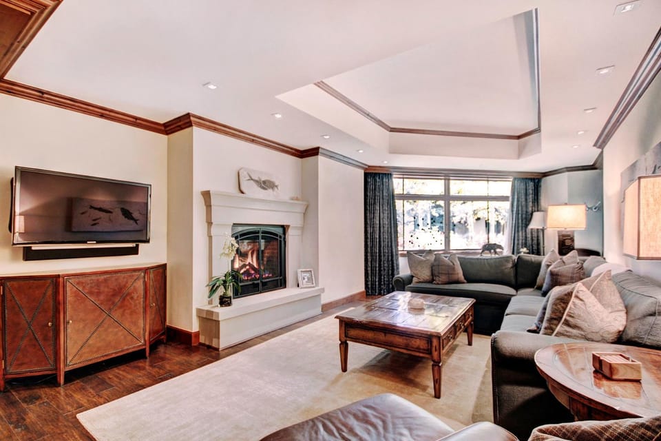 Luxe 2BRDen Ritz-Carlton Residence Quiet Location Apartment in Vail