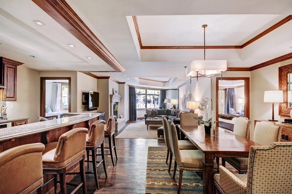 Luxe 2BRDen Ritz-Carlton Residence Quiet Location Apartment in Vail