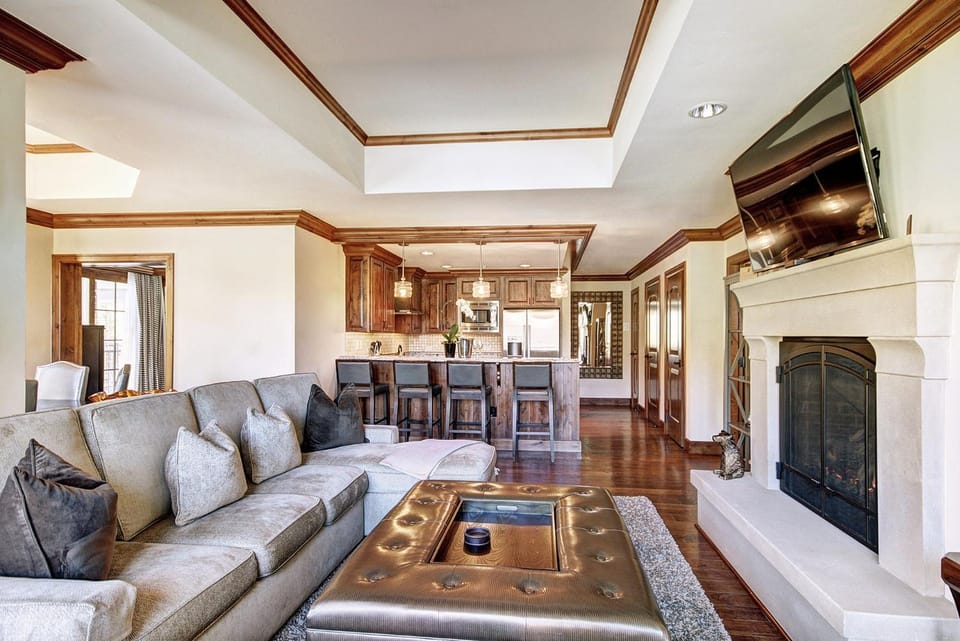 Chic 2 BRDen Ritz-Carlton Condo with Valley Views Apartment in Vail