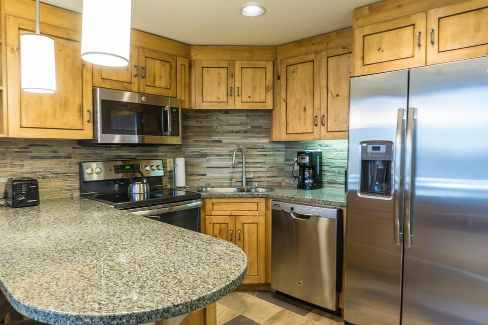 Newly updated in Canyons Village Next to Slopes Save 20% on 7 Nights! Apartment in Wasatch County