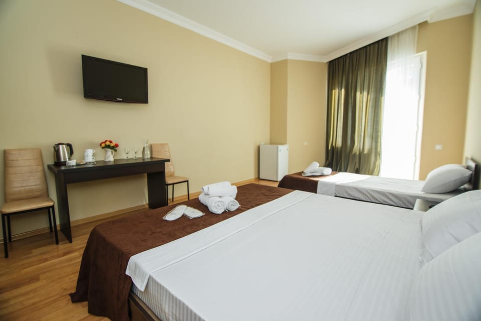 Bed, TV and multimedia, Photo of the whole room