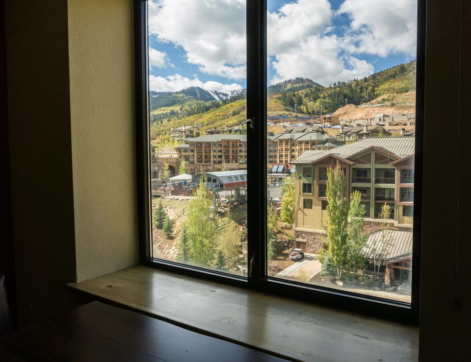 Next to the Red Pine Gondola for Great Winter View Apartment in Wasatch County