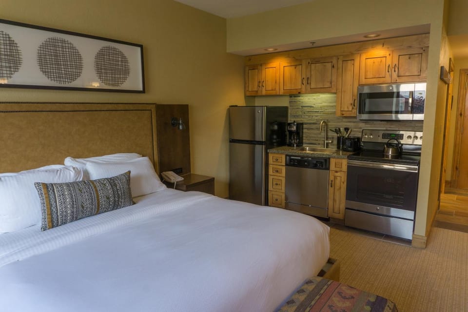 Next to the Red Pine Gondola for Great Winter View Apartment in Wasatch County