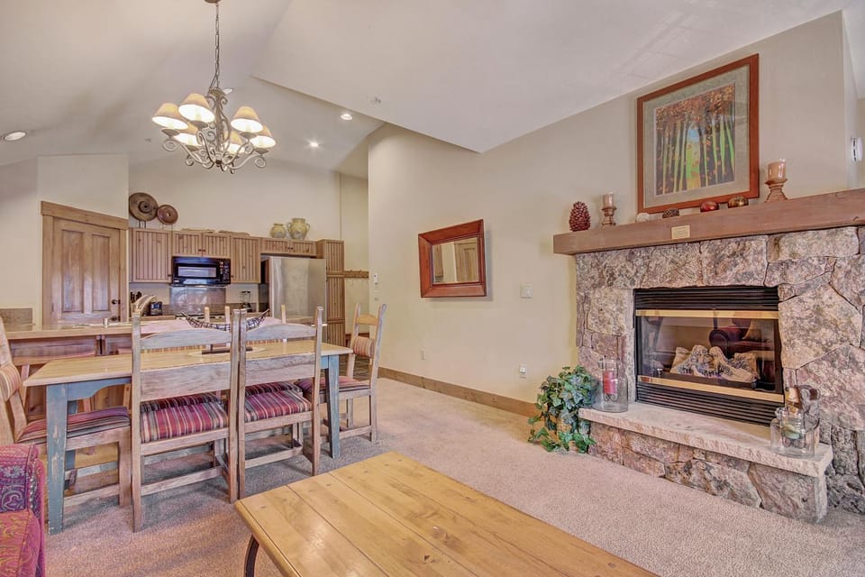 Bright Scenic 2Br - 7ppl Steps to Ski Lifts Main Street Apartment in Breckenridge