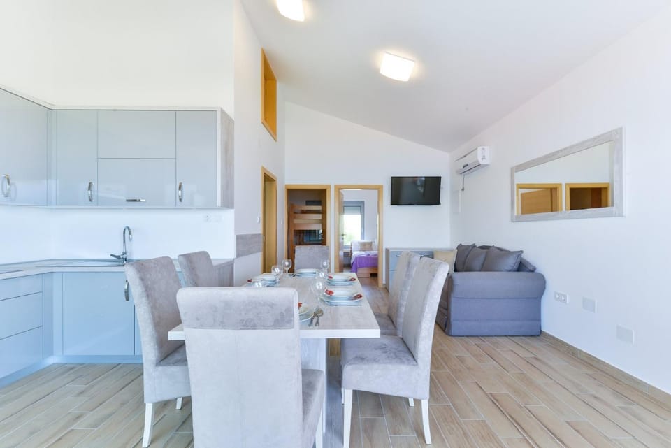 TV and multimedia, Kitchen or kitchenette, Living room, Seating area, Dining area