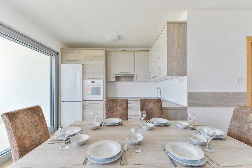 Kitchen or kitchenette, Dining area