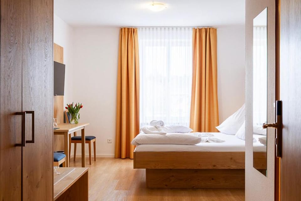 Bed, TV and multimedia, Bedroom, wardrobe