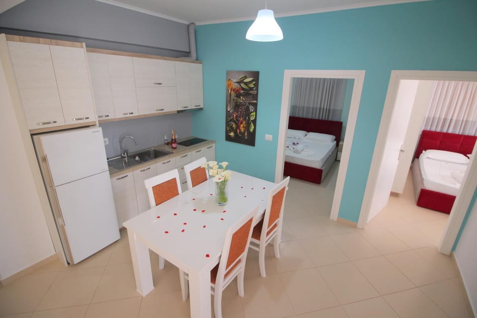 Kitchen or kitchenette, Dining area