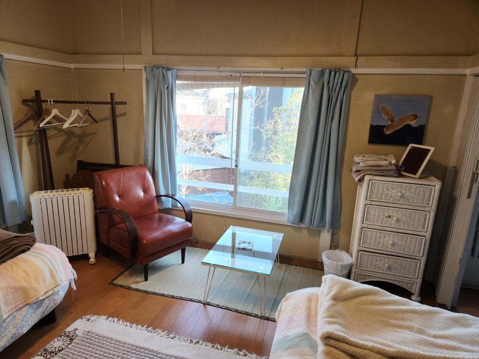 EMS Enoshima クラシックアットホームハウス 寝室は個室 犬もOK Bed and Breakfast in Yokohama