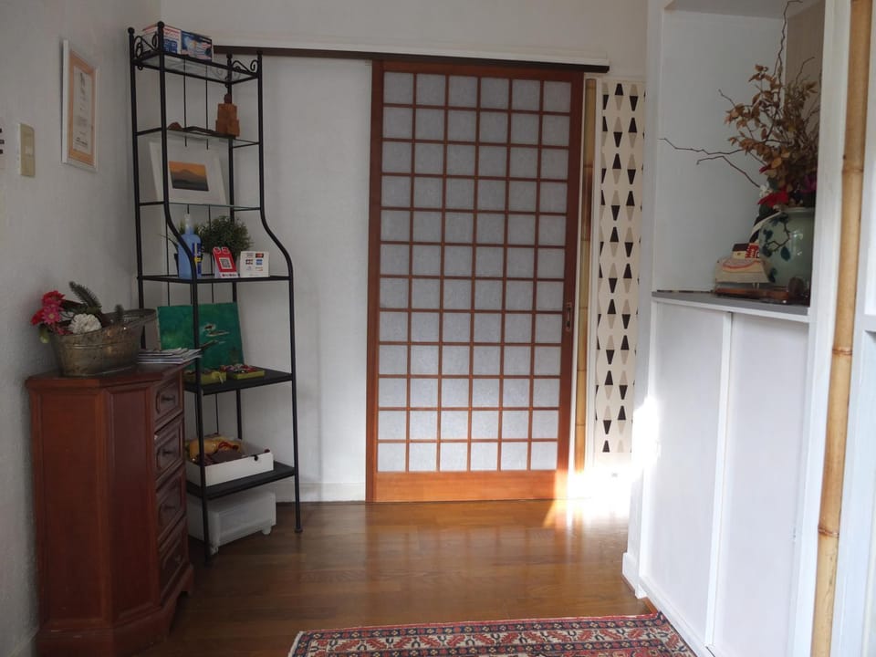 EMS Enoshima クラシックアットホームハウス 寝室は個室 犬もOK Bed and Breakfast in Yokohama