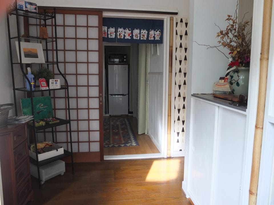 EMS Enoshima クラシックアットホームハウス 寝室は個室 犬もOK Bed and Breakfast in Yokohama