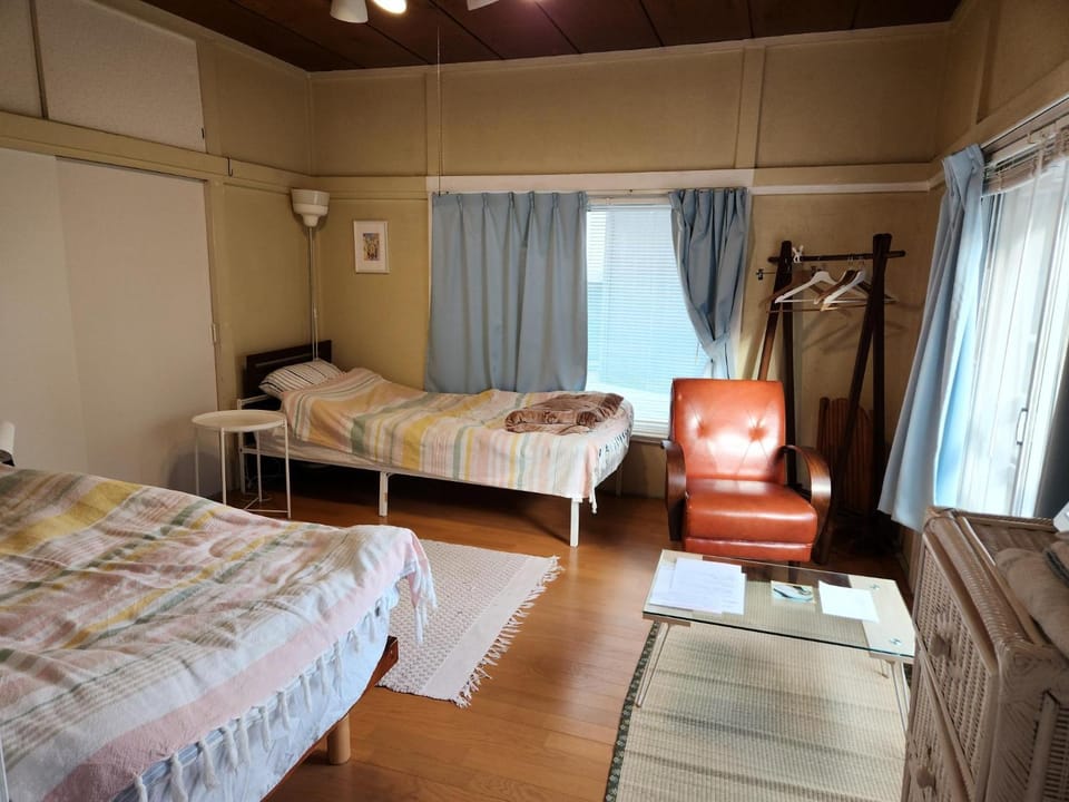 EMS Enoshima クラシックアットホームハウス 寝室は個室 犬もOK Bed and Breakfast in Yokohama