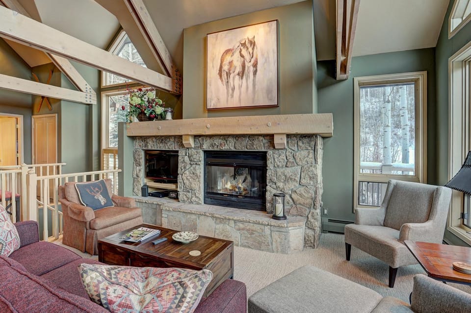 Mountain Luxury Townhome-Ski in out & Wood Burning Fireplace House in Beaver Creek