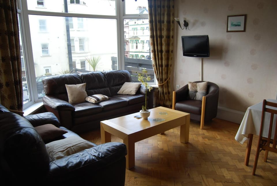 Communal lounge/ TV room, Day, Living room