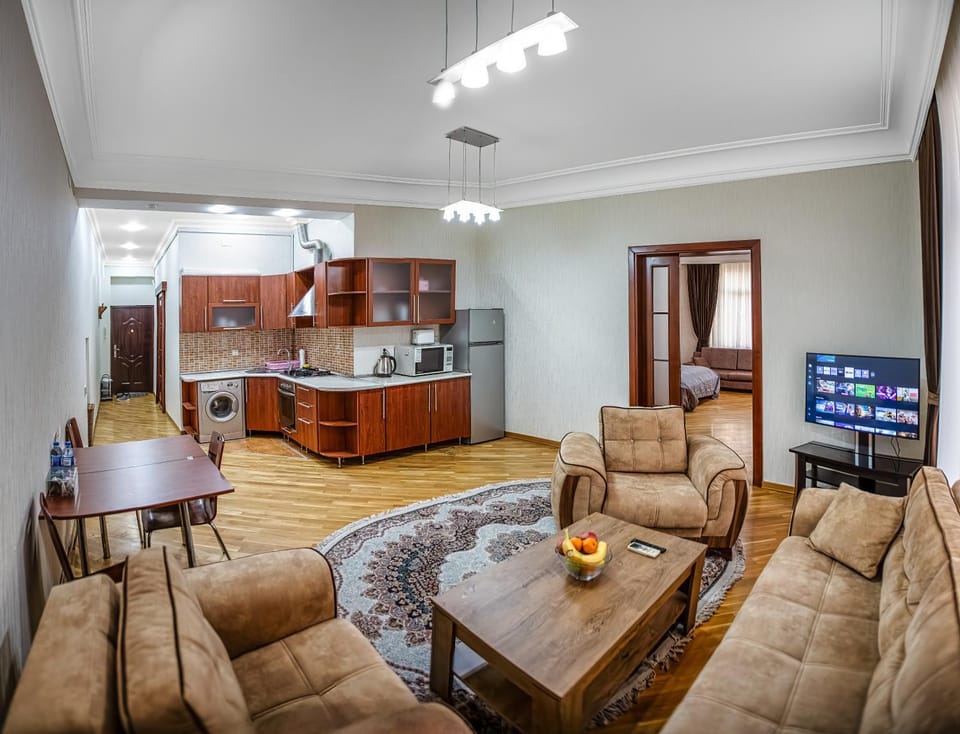 Communal lounge/ TV room, TV and multimedia, Kitchen or kitchenette, Living room, Seating area, Dining area