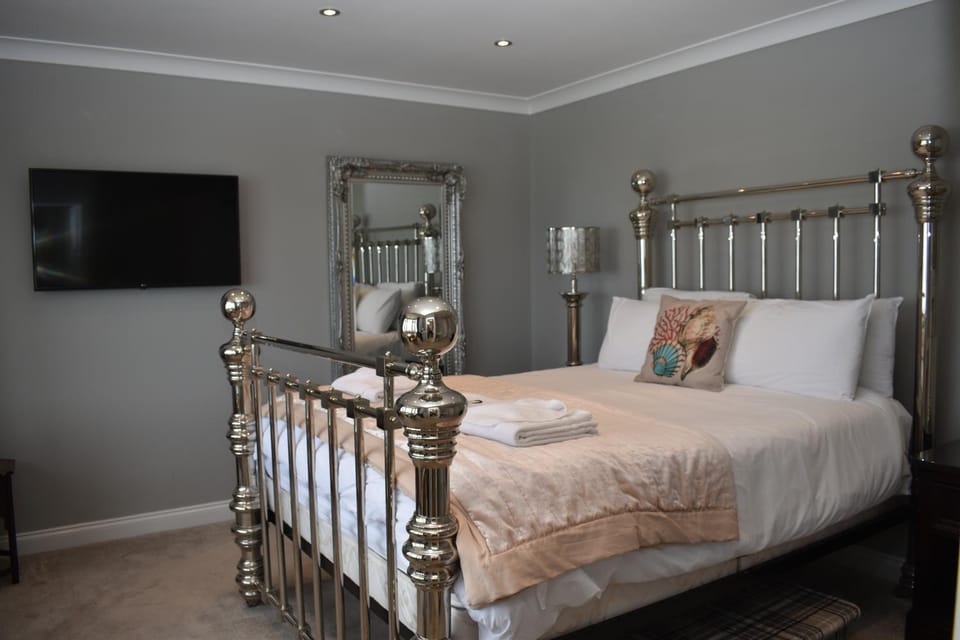 Bed, TV and multimedia, Bedroom