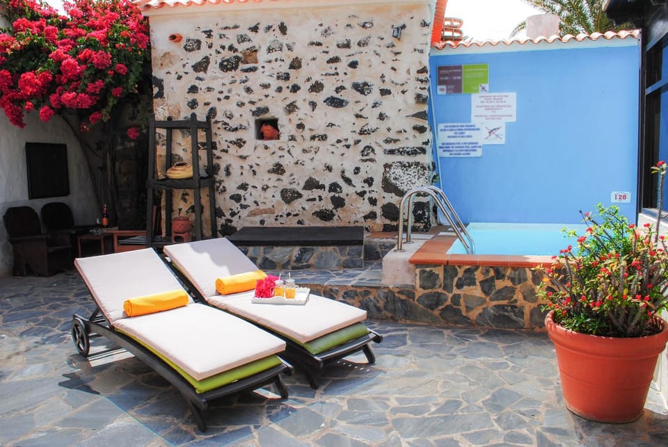 Patio, Solarium, Swimming pool, Swimming pool