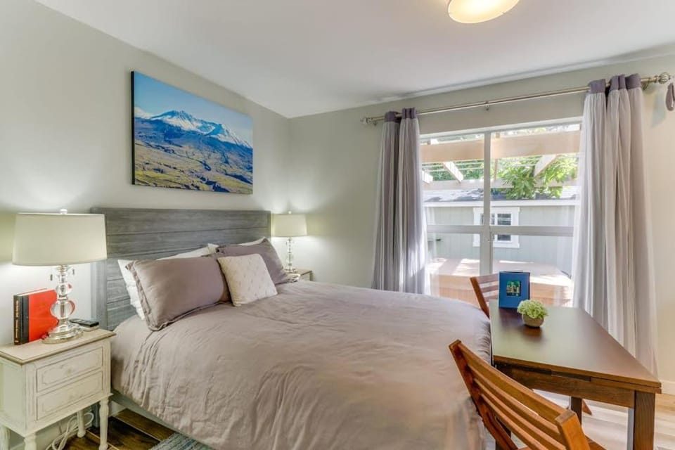 Mercer Island- Mt Saint Helens Room Apartment in Mercer Island