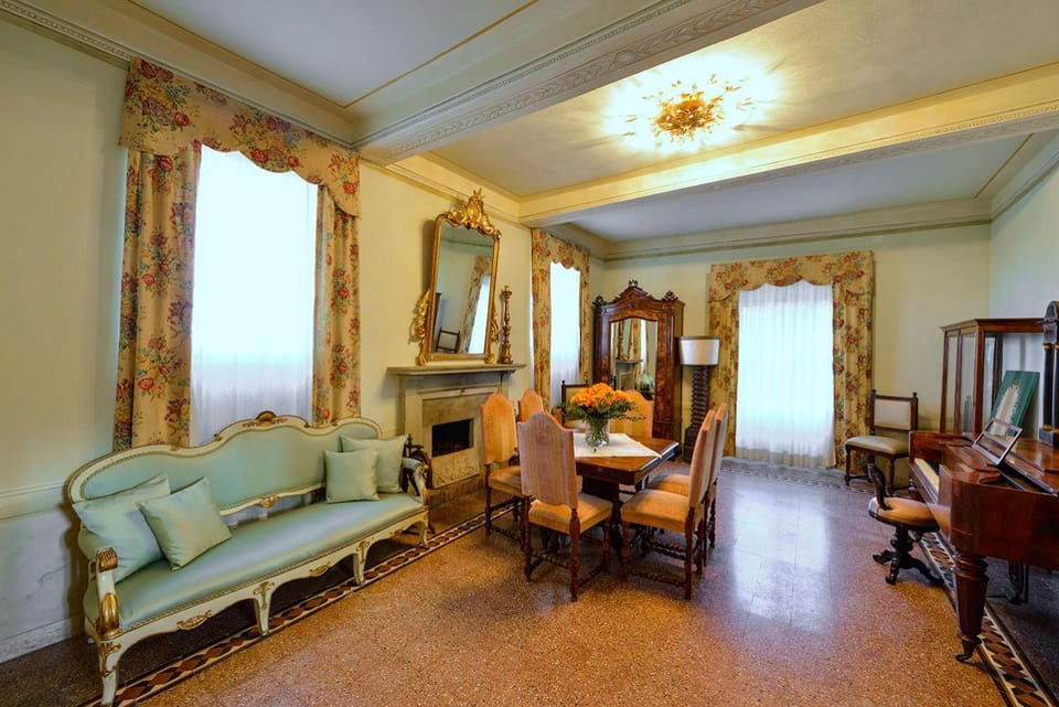 Communal lounge/ TV room, Living room, Seating area