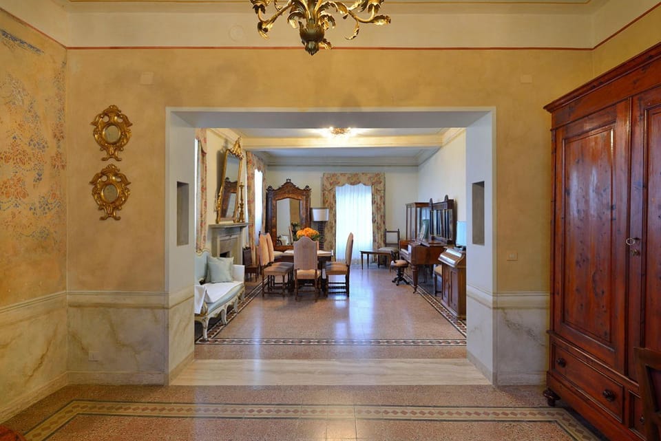 Lounge or bar, Decorative detail, Seating area