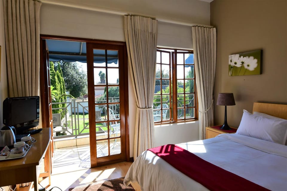 Photo of the whole room, Bedroom, Garden view