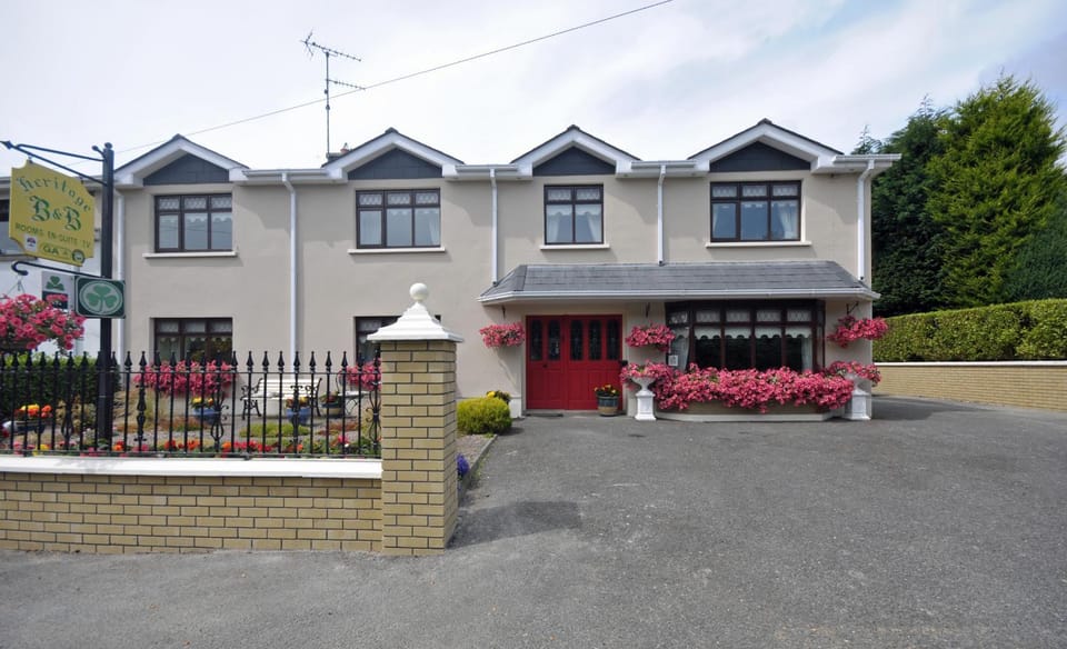 Property building, Facade/entrance, Day