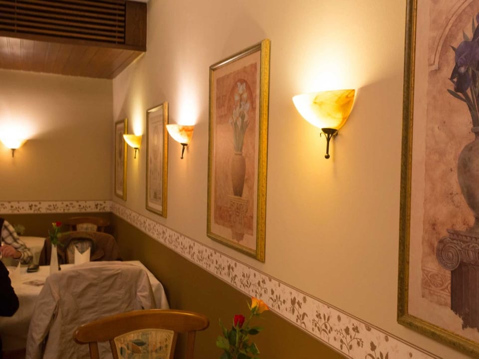 Restaurant/places to eat, Dining area