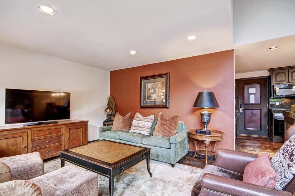 Rustic Mountain View 2Bedroom Condo- Lodge at Vail Apartment in Vail