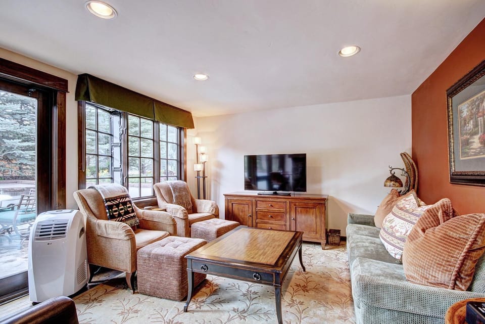 Rustic Mountain View 2Bedroom Condo- Lodge at Vail Apartment in Vail