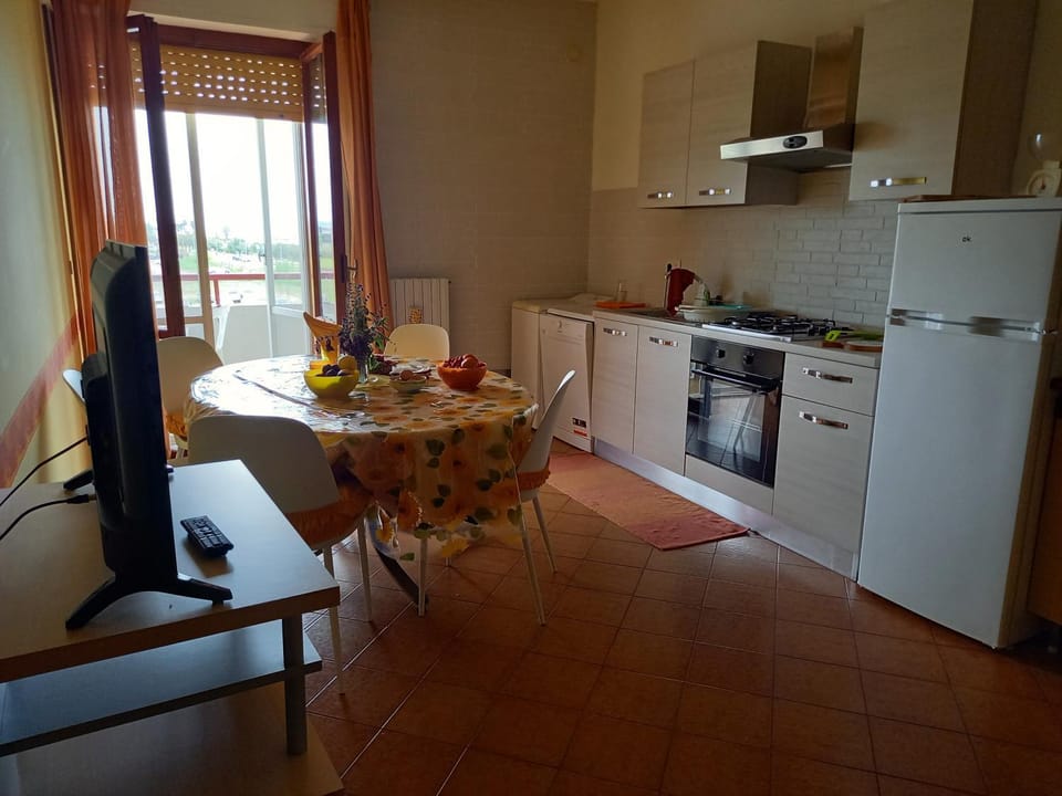Kitchen or kitchenette, Dining area, dishwasher, pet friendly, stove