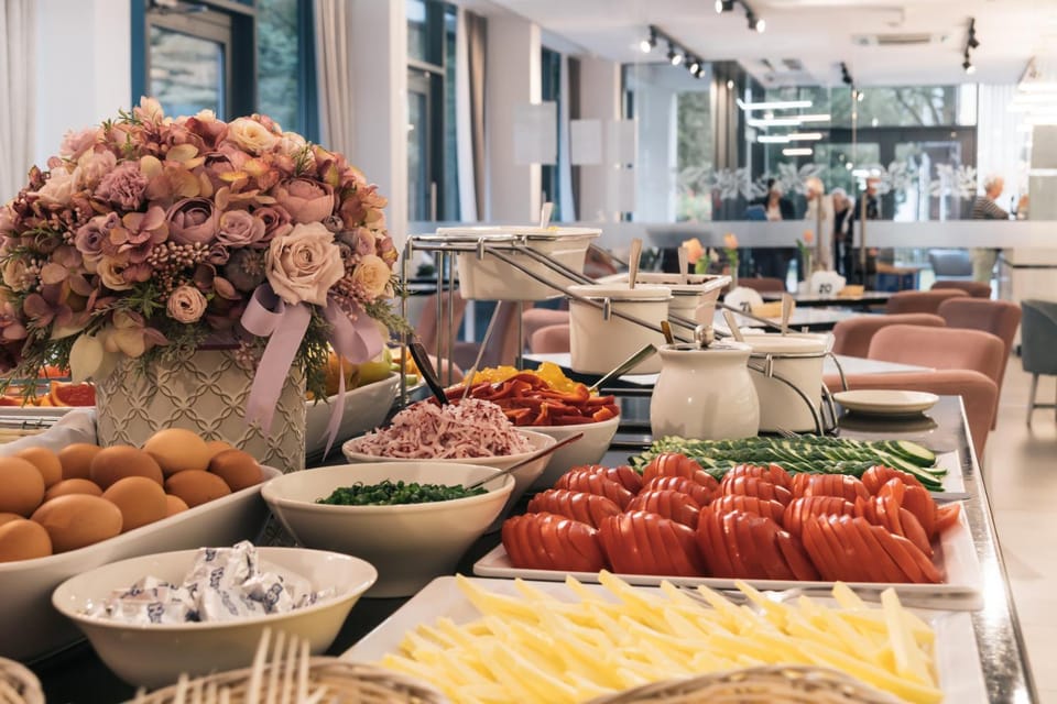 Restaurant/places to eat, Breakfast, Buffet breakfast