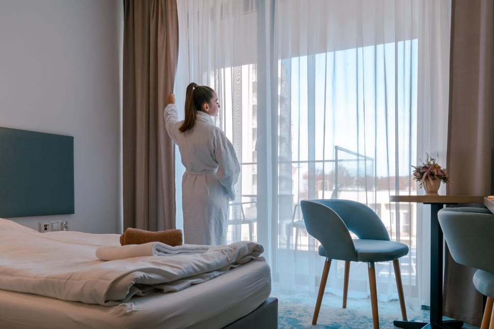 Bed, People, Photo of the whole room, Bedroom, towels