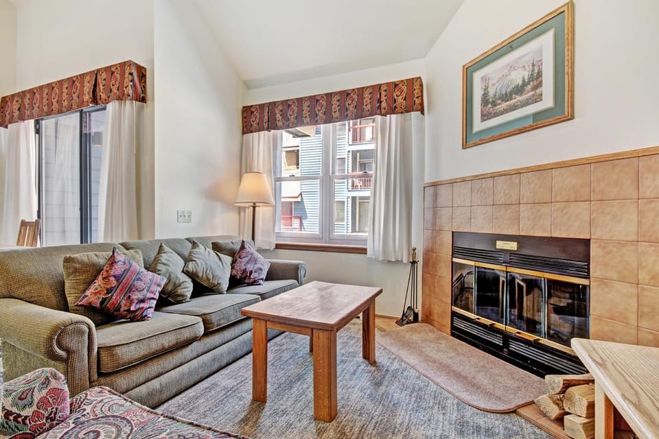 Steps to Mountain & Main St- Studio Loft Apartment in Breckenridge