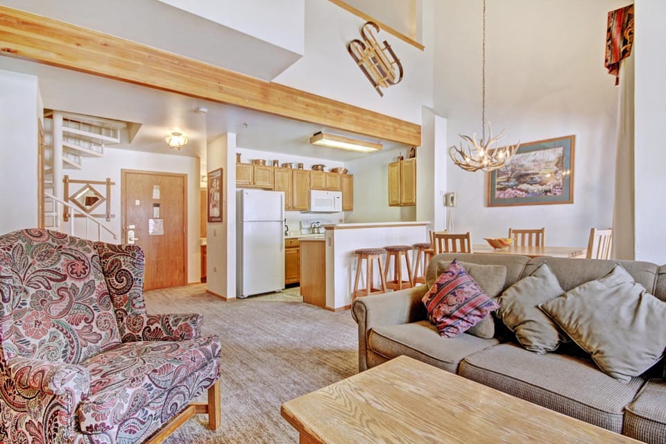 Steps to Mountain & Main St- Studio Loft Apartment in Breckenridge