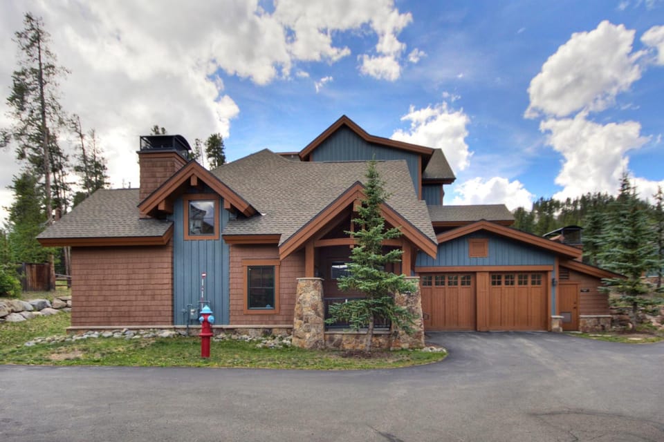 Cosmopolitan Decor Spacious 3Br in Downtown Breck Sleeps 8 House in Breckenridge
