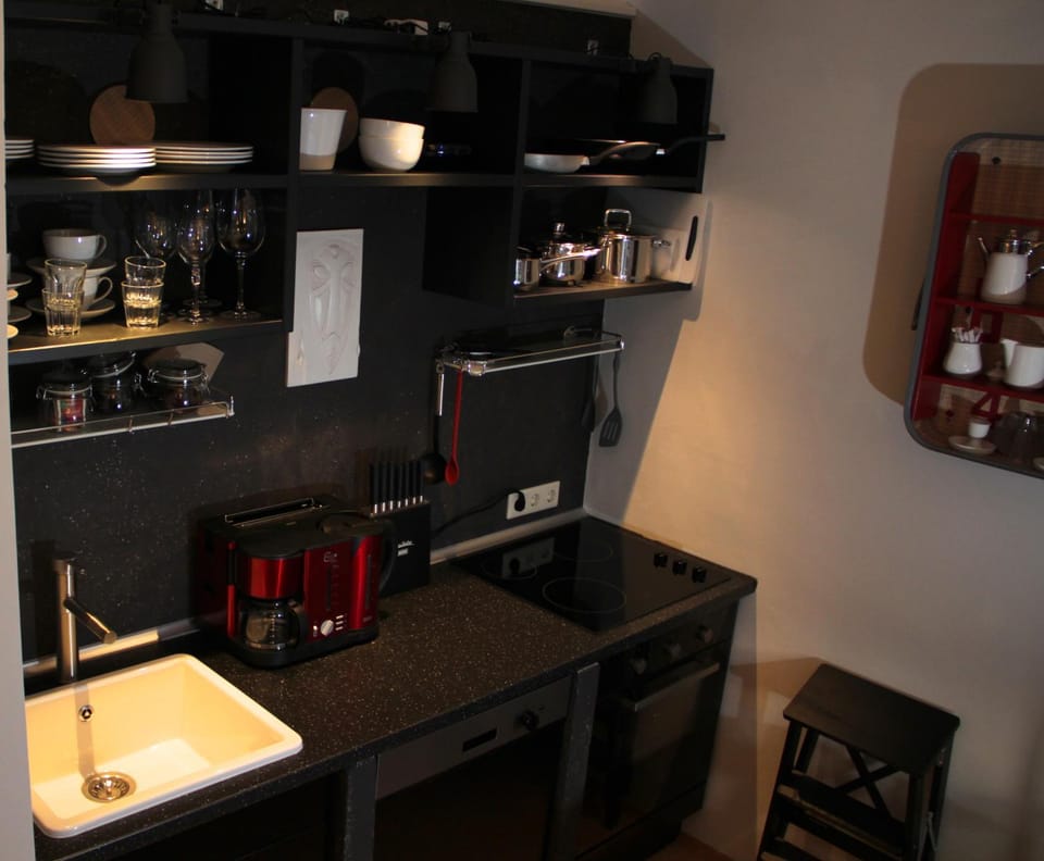 Coffee/tea facilities, Kitchen or kitchenette, Dining area