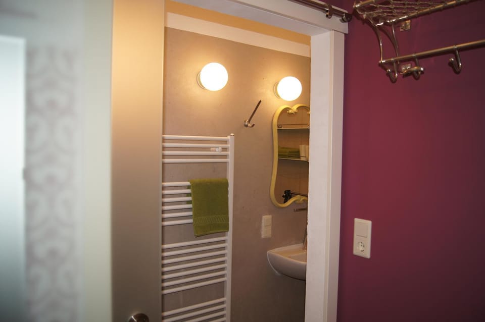 Shower, Toilet, Bathroom, heating, towels