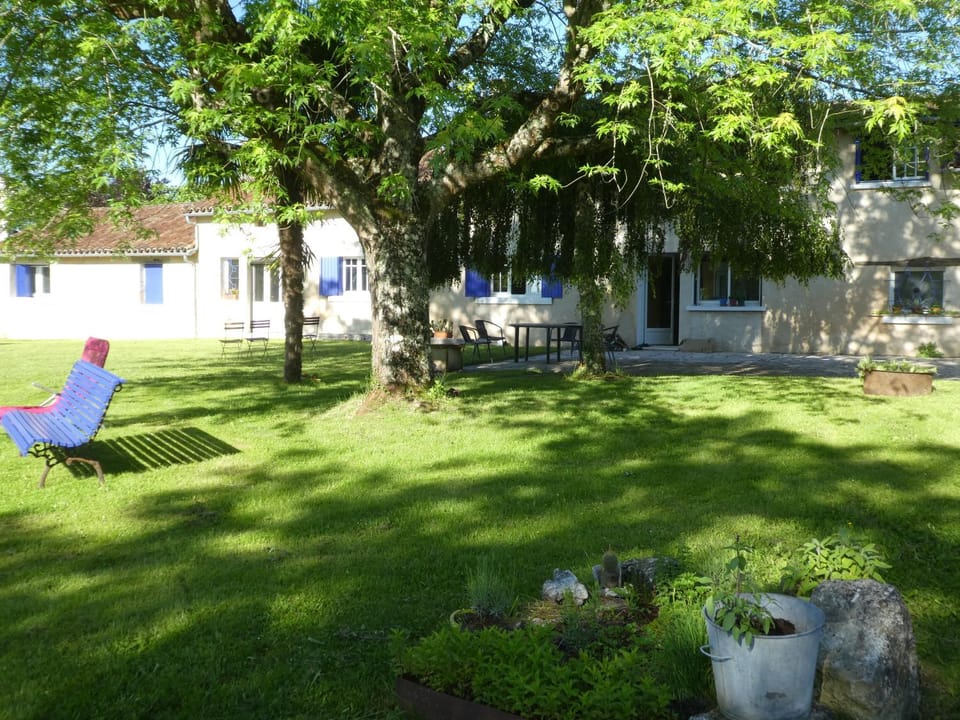 Property building, Spring, Day, Natural landscape, Garden, Balcony/Terrace, Garden view, Area and facilities