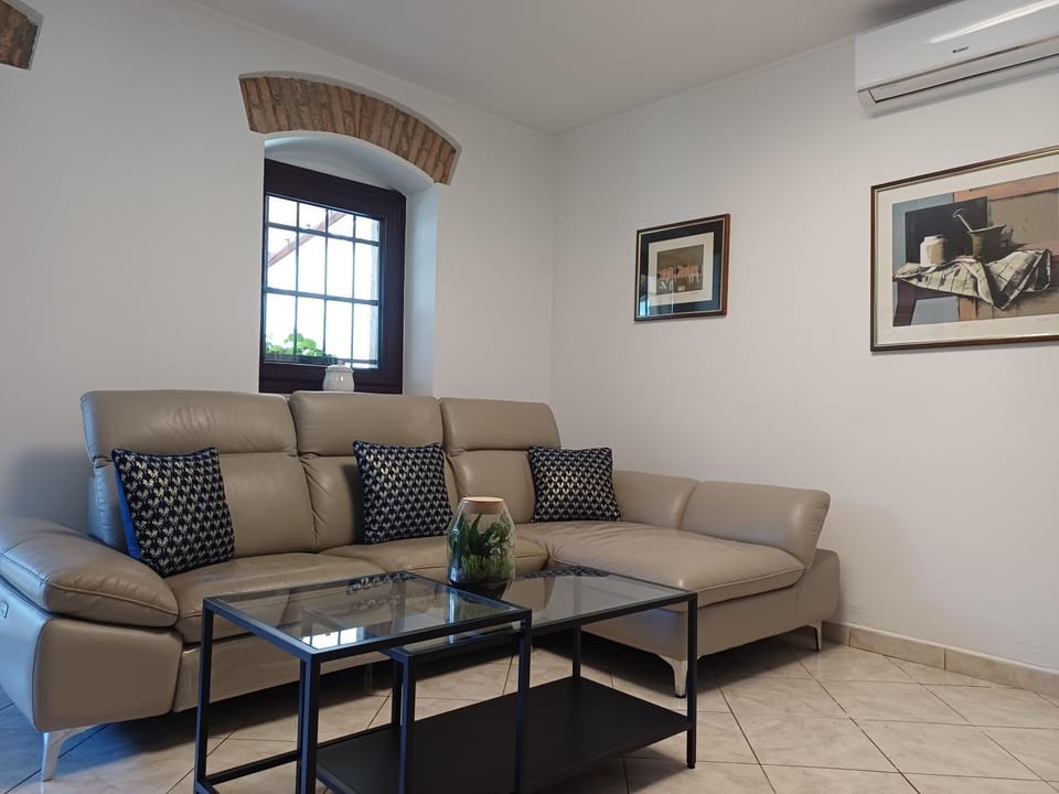 Living room, Seating area, air conditioner