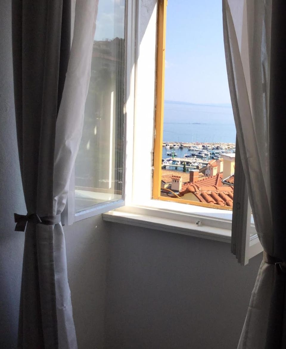 Neighbourhood, Natural landscape, Living room, Beach, City view, Sea view
