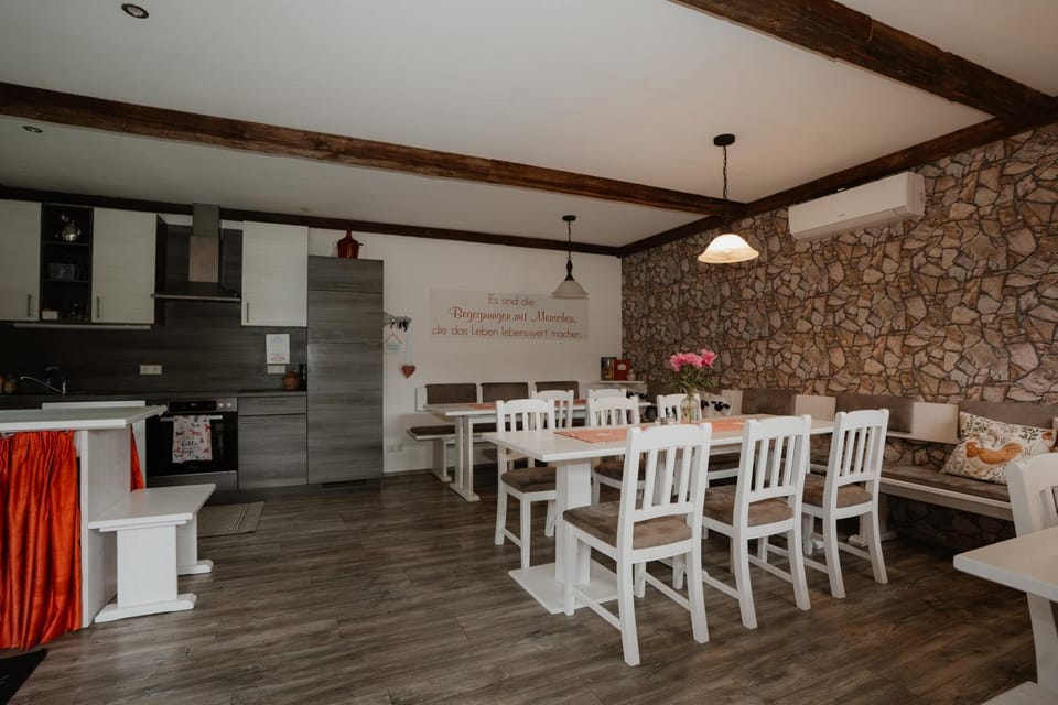Communal kitchen, Breakfast