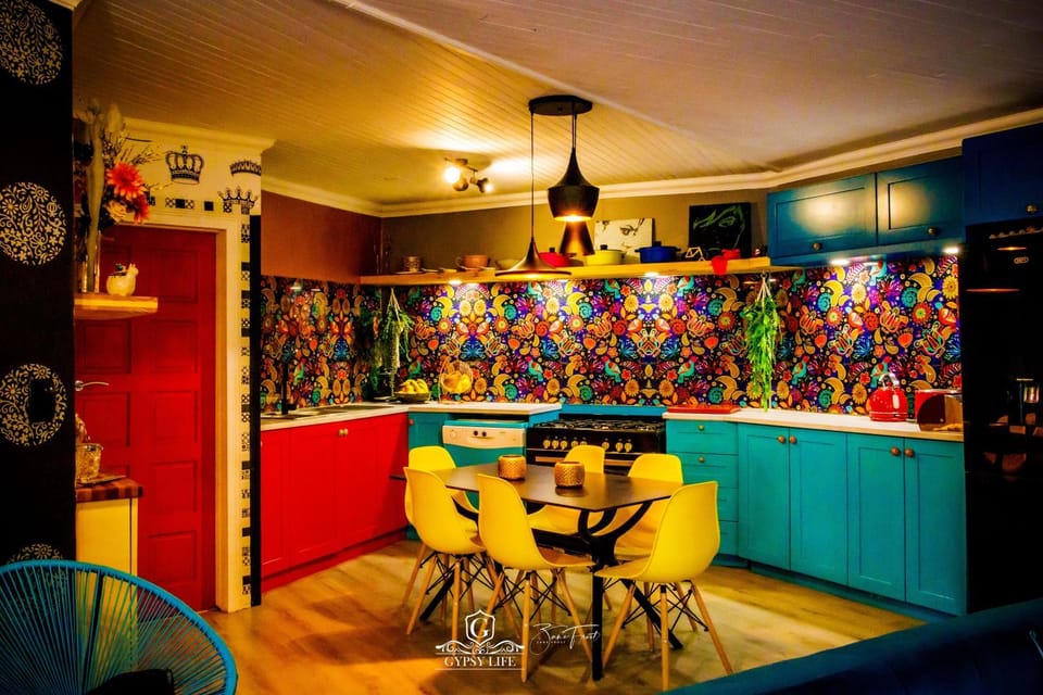 Kitchen or kitchenette, Living room, Seating area, Dining area