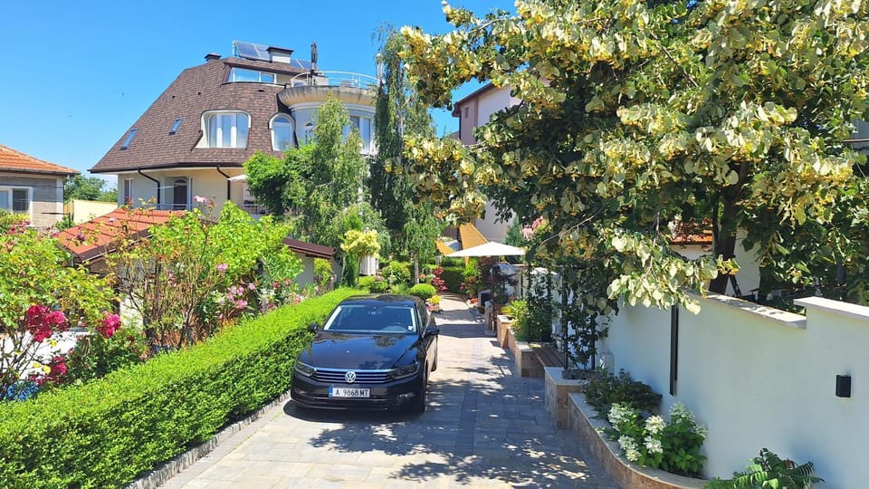Property building, Patio, Inner courtyard view