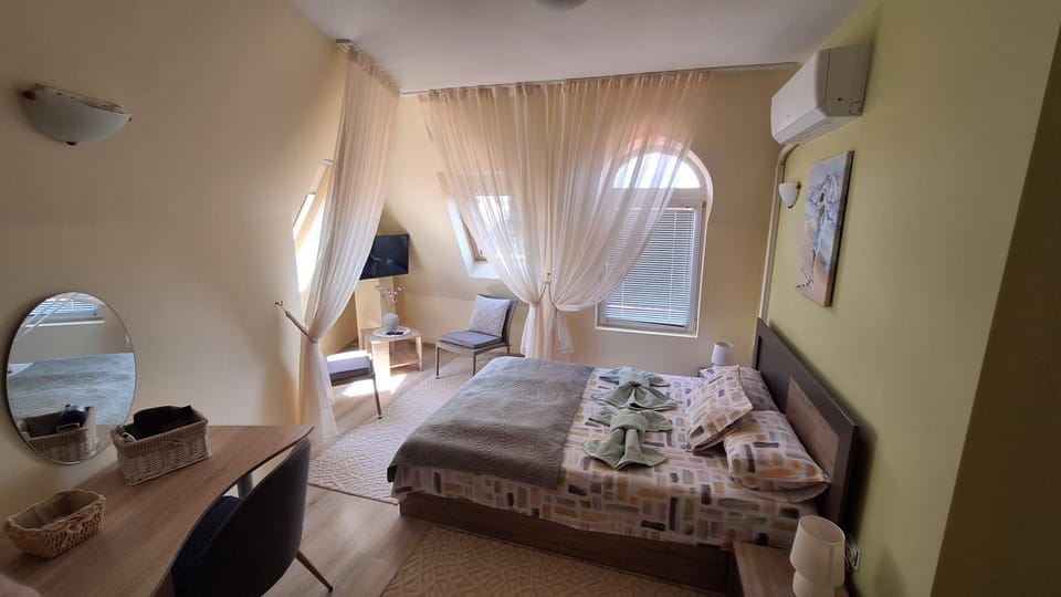 TV and multimedia, Photo of the whole room, Bedroom, City view, Garden view, Sea view, Inner courtyard view, hair dryier, towels