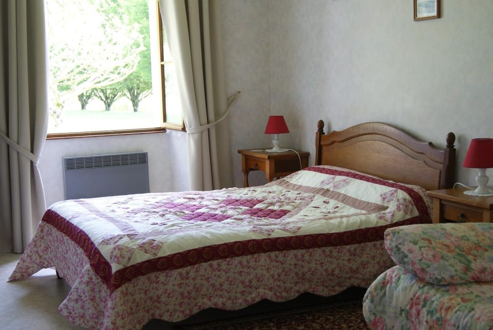 Toilet, Staff, Garden, Bathroom, TV and multimedia, Bedroom, Garden view, Family