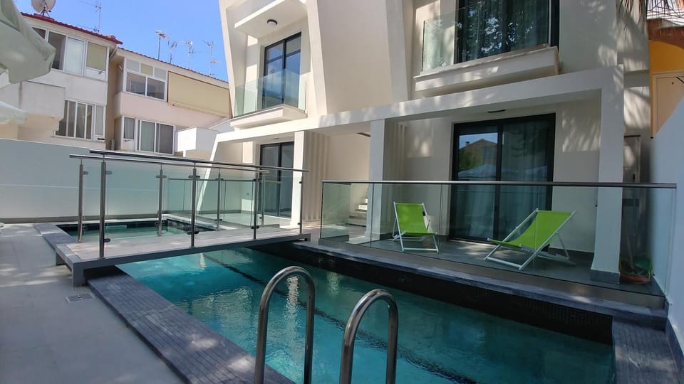 Property building, Balcony/Terrace, Lounge or bar, Pool view, Swimming pool, Swimming pool