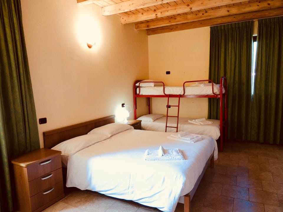 Bed, Photo of the whole room, bunk bed