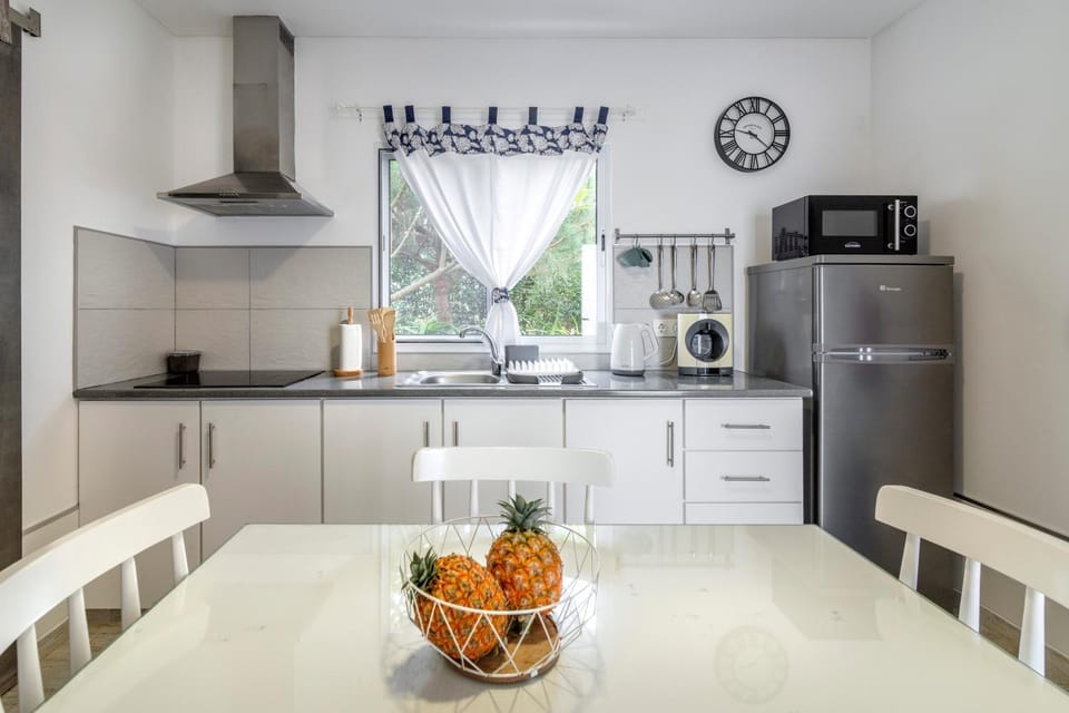 Coffee/tea facilities, Kitchen or kitchenette, Dining area, minibar, stove