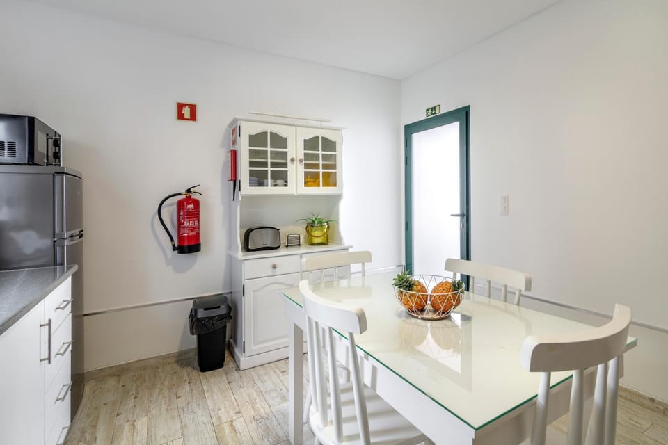 Coffee/tea facilities, Kitchen or kitchenette, Dining area, minibar, stove, toaster